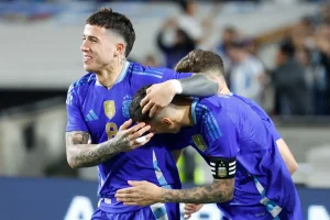 Enzo Fernández jubelt mit Angel Di María im Trikot der argentinischen Fußball-Nationalmannschaft