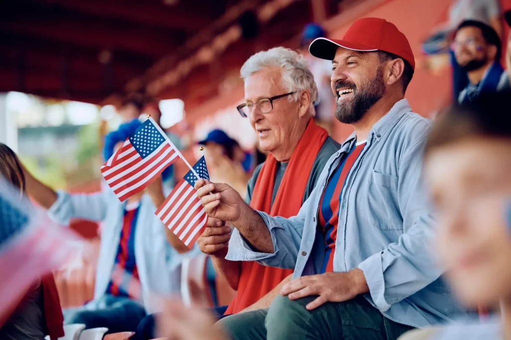 Fußballfans auf der Tribüne mit USA-Flaggen