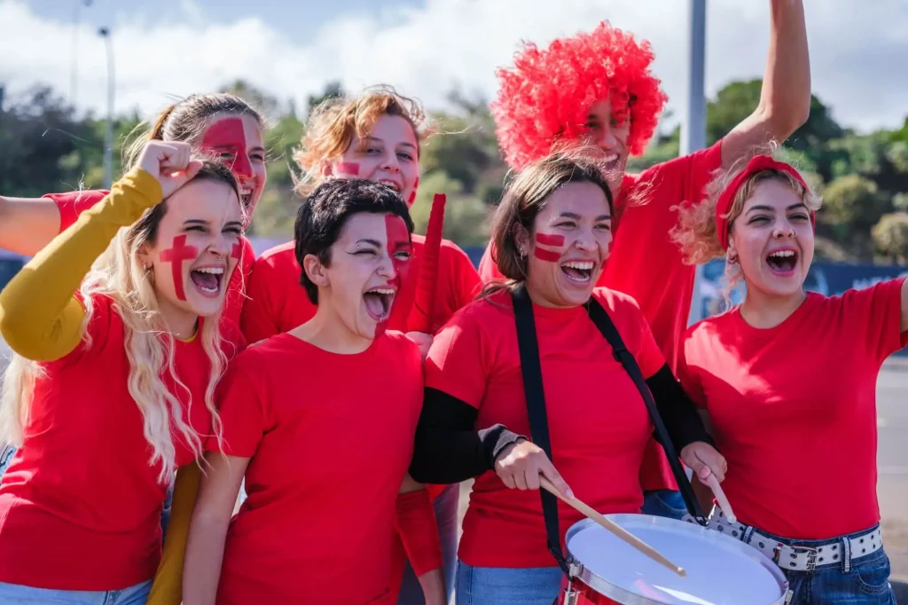 Mehrere Fans freuen sich auf ein Spiel