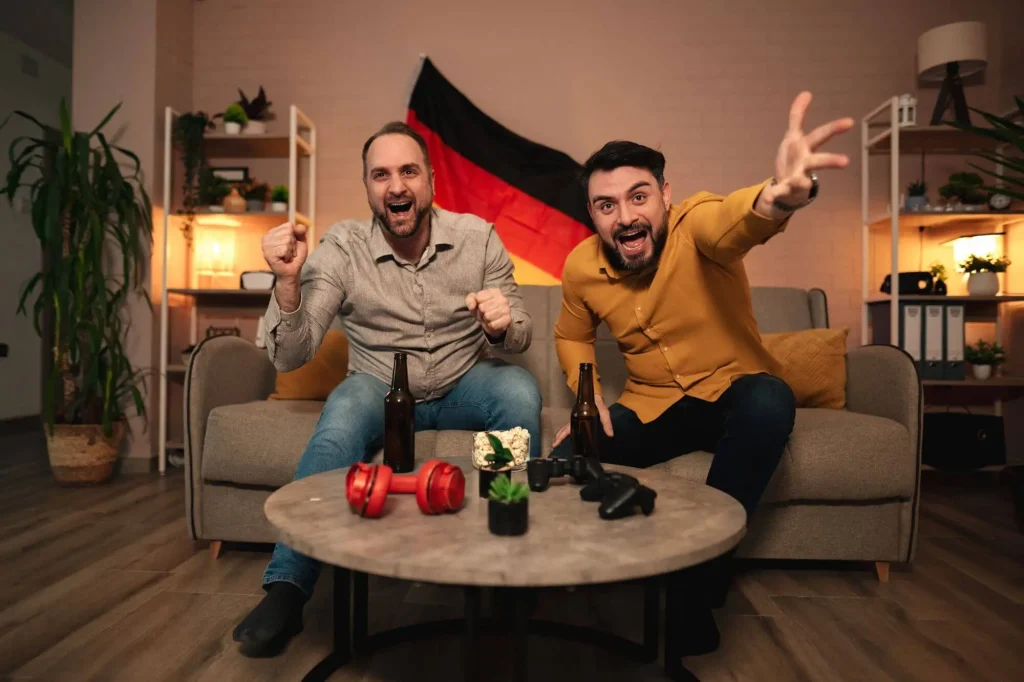 Zwei Fans freuen sich über die 1-3-2-6 Wettstrategie