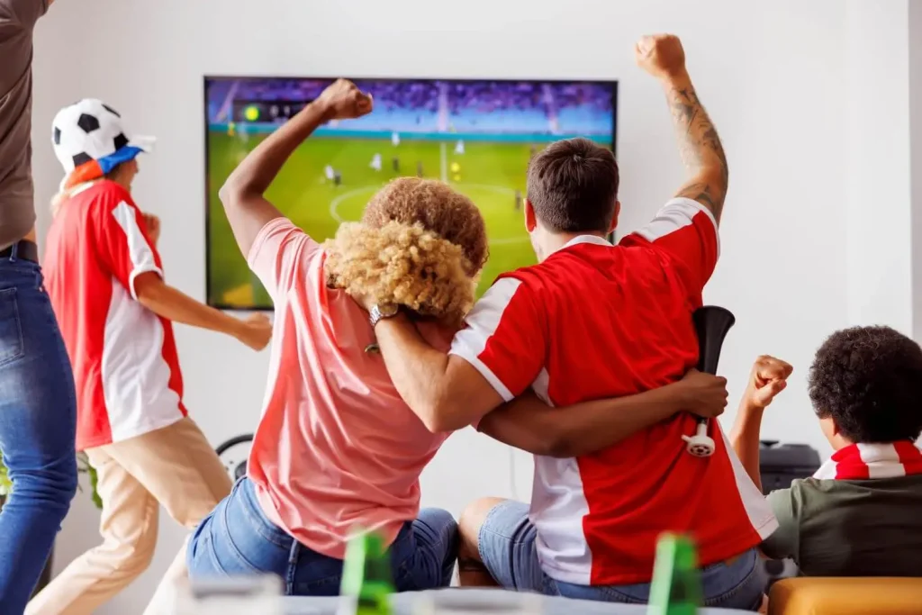 Fans schauen Fußball im Wohnzimmer