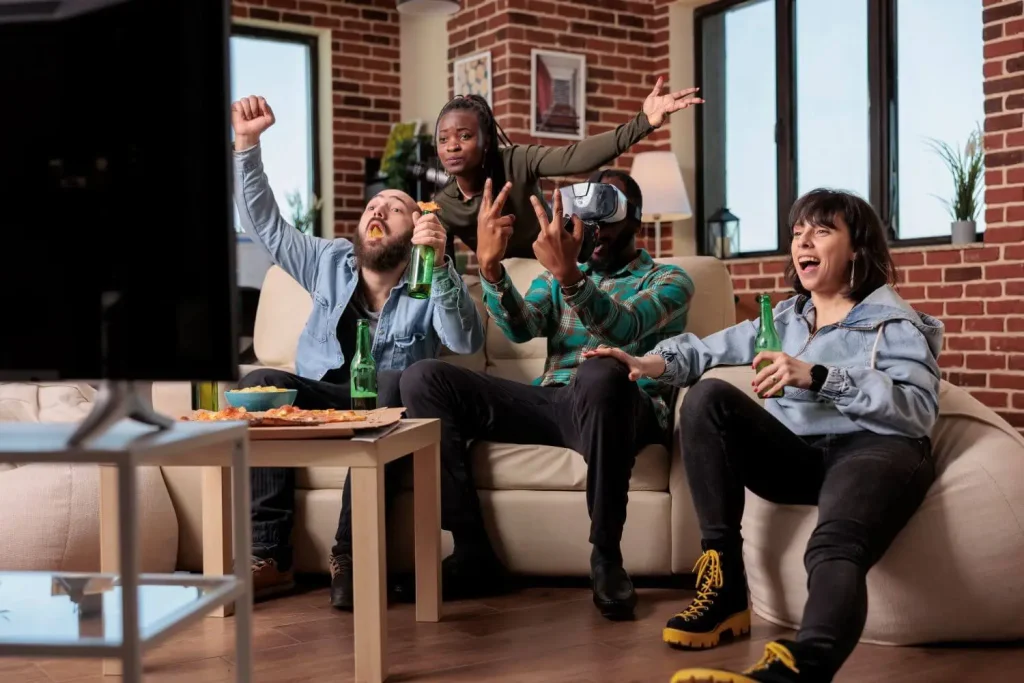 Befreundete Fans schauen Fußball