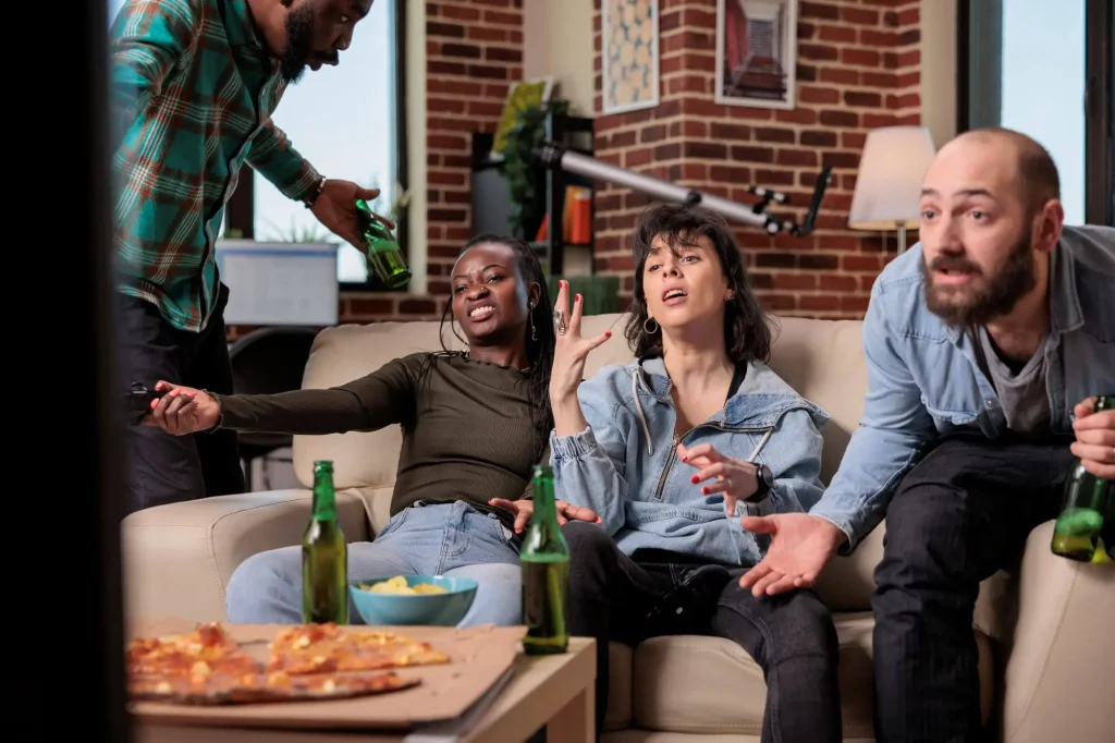 Fußballfans schauen ein Spiel am TV