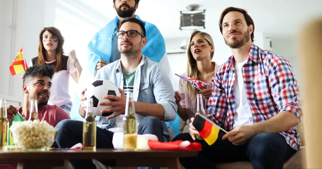 Fans schauen zusammen gespannt ein Spiel