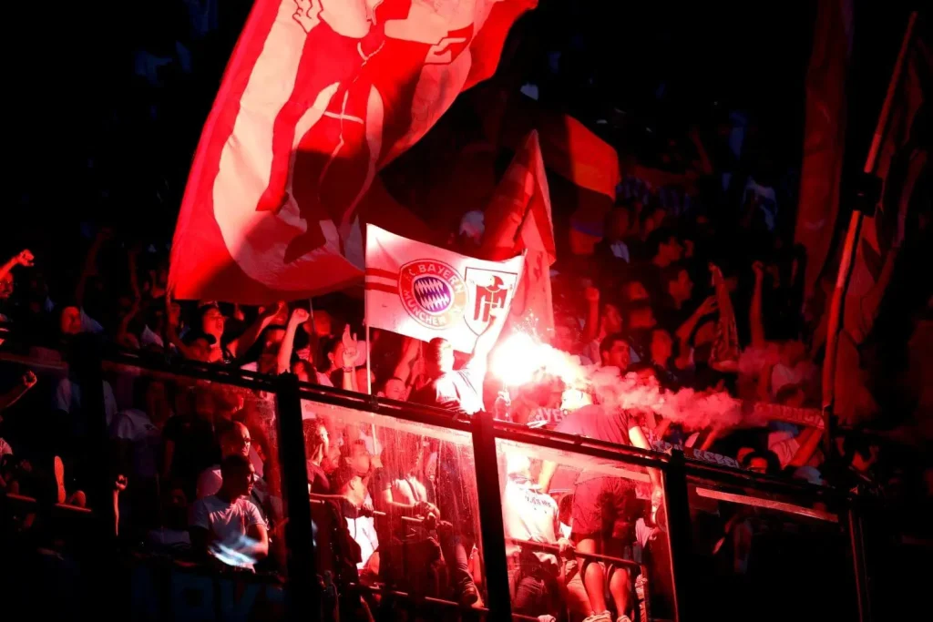 Fans von Bayern München mit Bengalos