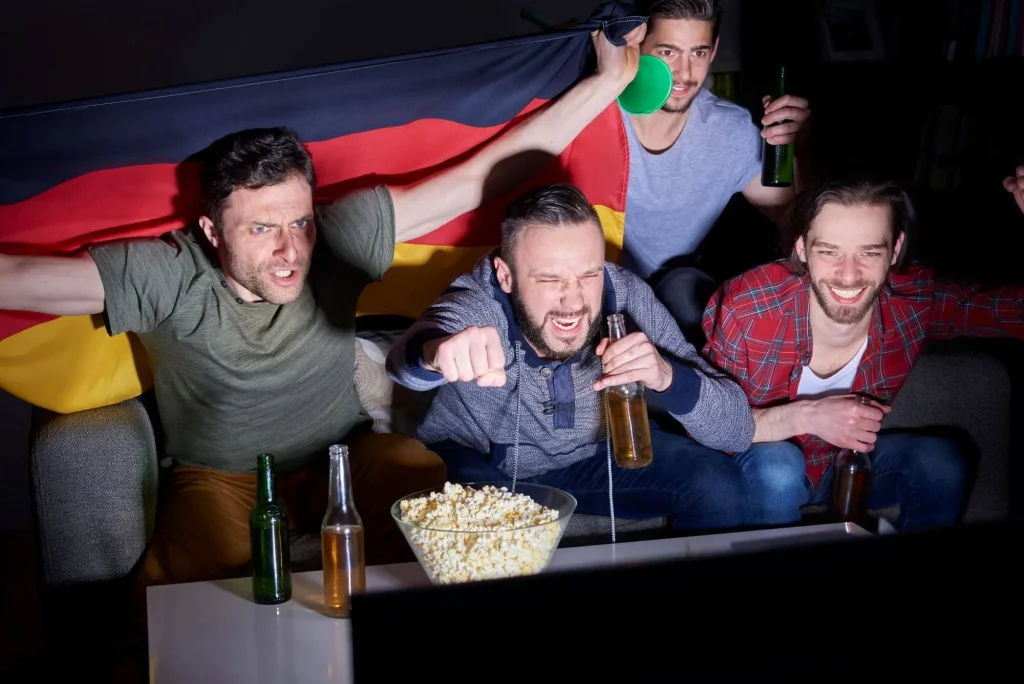 Vier Freunde schauen Fußball