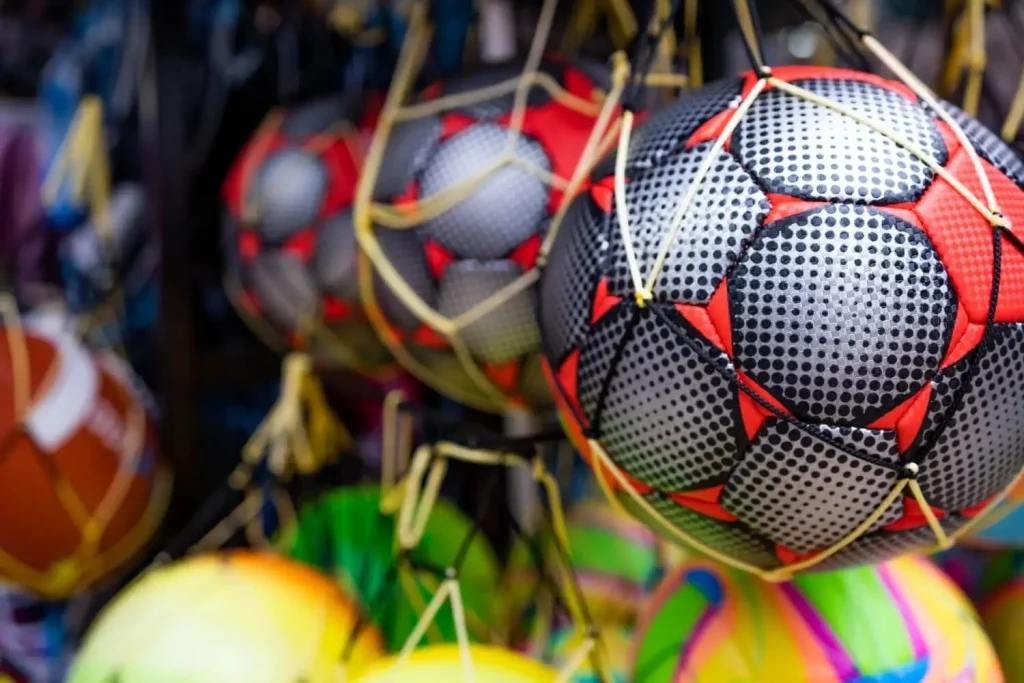 Fußbälle in Netzen in einem Shop