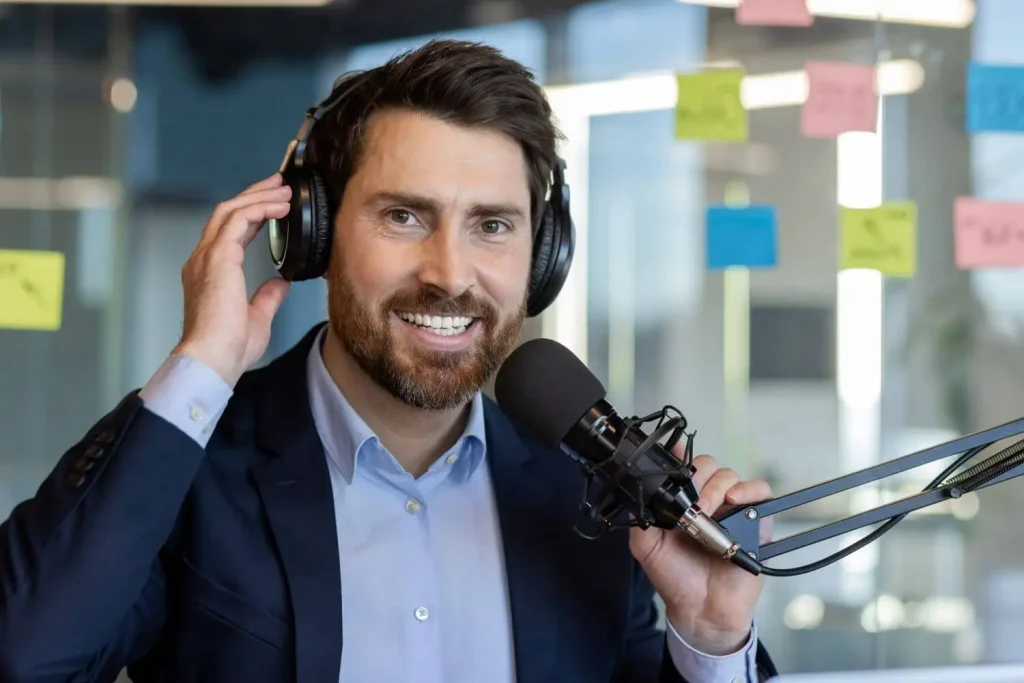 Ein Fußball Kommentator bei der Arbeit