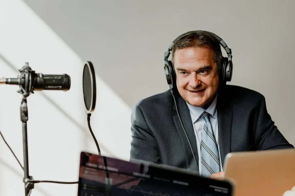 Fußball Kommentator in einem Interview