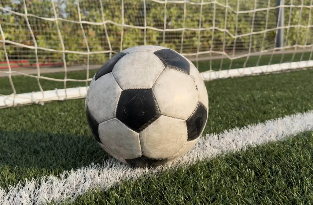 Fußball liegt auf der Torlinie