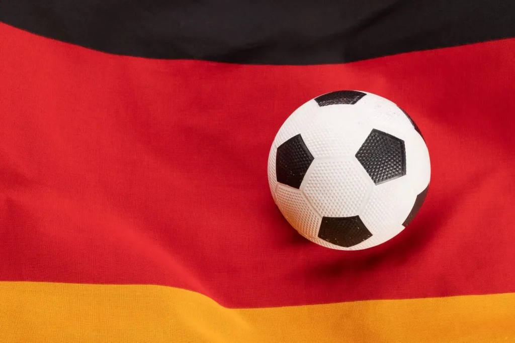 Ein Fußball auf deutscher Fahne