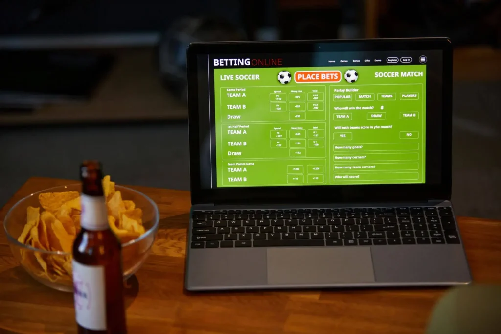 Laptop in einer Bar mit Chips und Bier