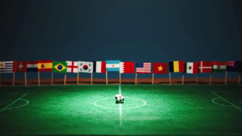 Mini-Spielfeld mit Länder-Flaggen mit Sportlight in der Mitte