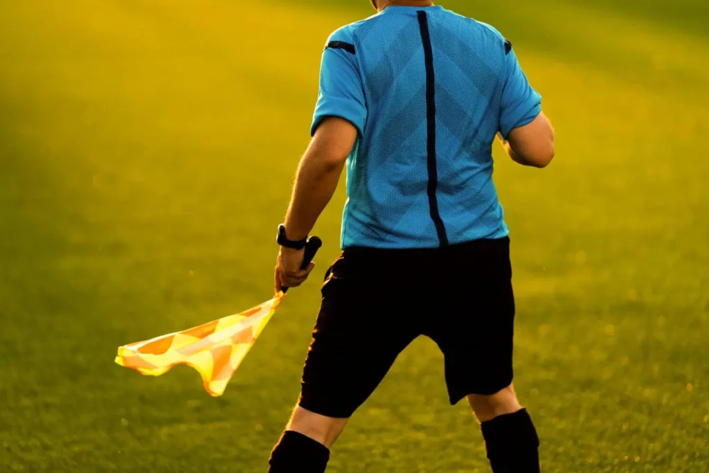 Neue Fußballregeln 2026 für Abseits besorgen die Linienrichter