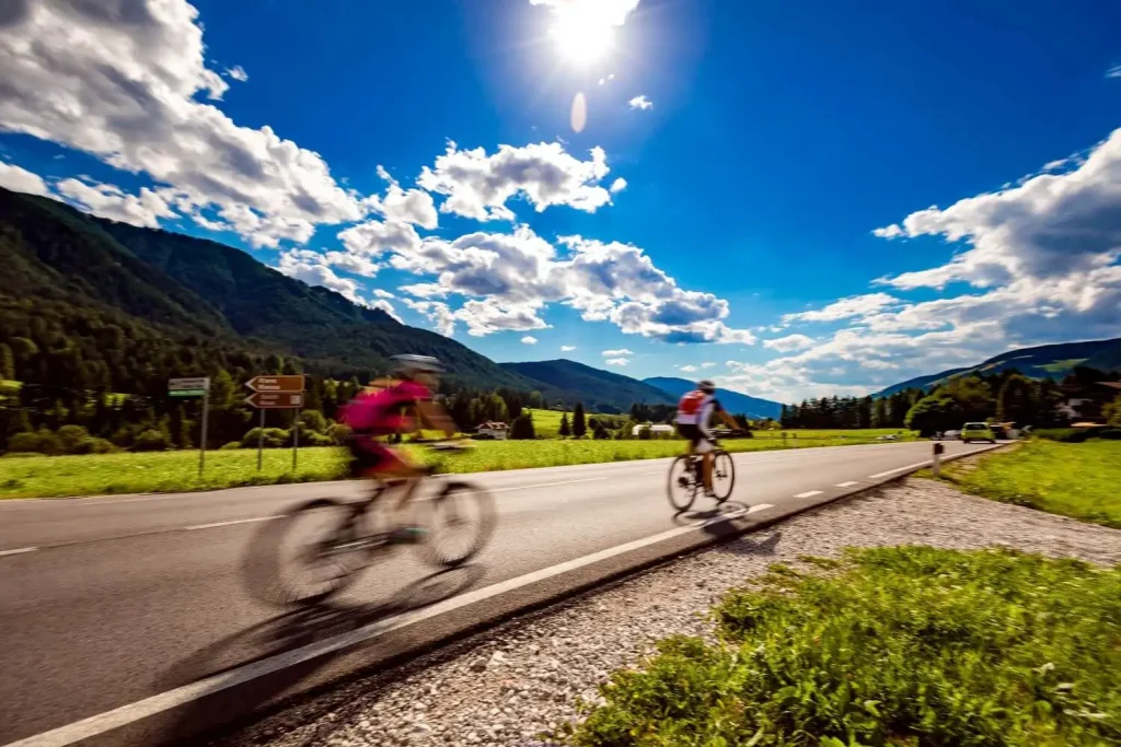 Schöne Aufnahme der Vorbereitungen von Fahrern für die Tour de France 2025