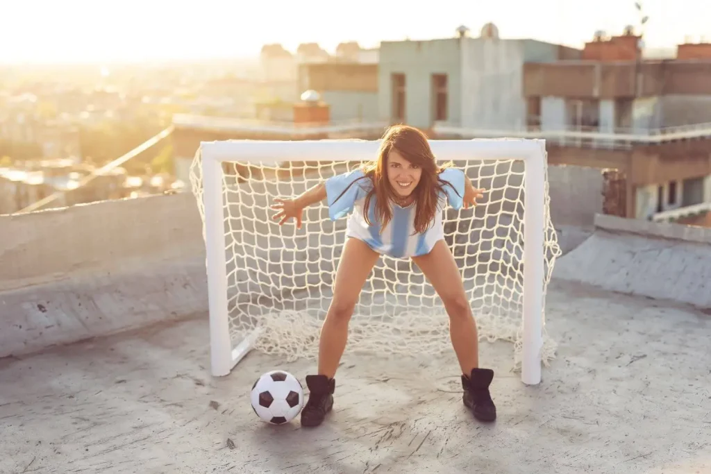 Sexy Fußballerin steht im Tor