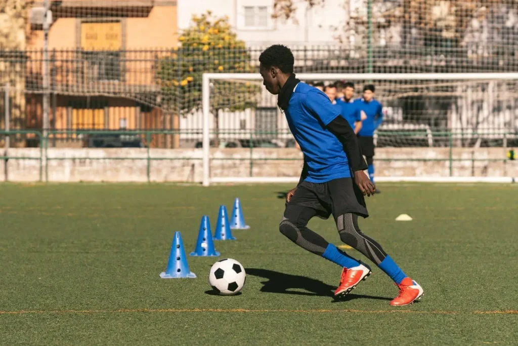 Junger Fußballspieler beim Training
