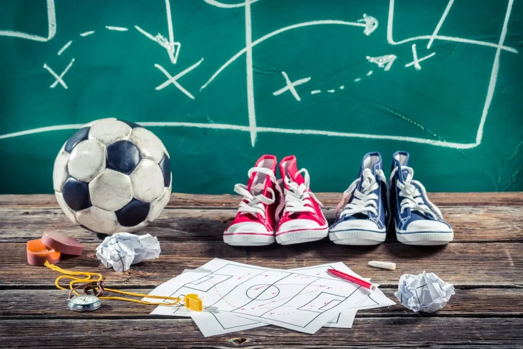 Strategietafel mit Gegenständen im Vordergrund