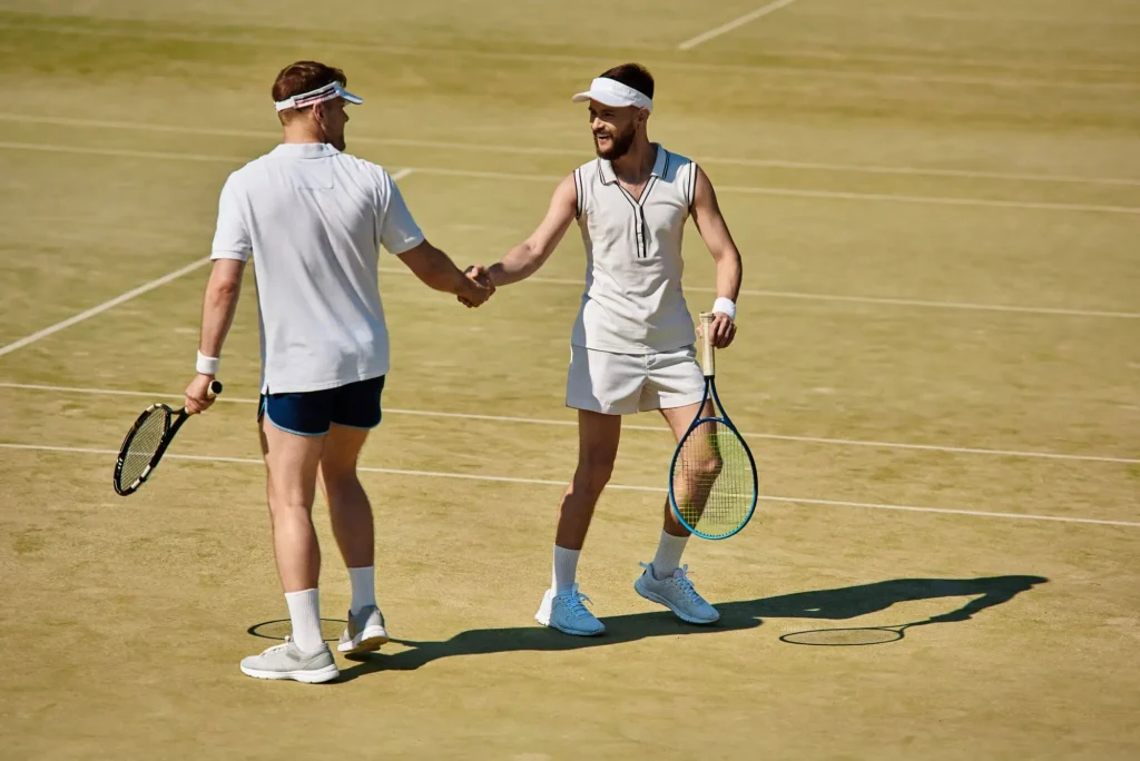 Tennisspieler beim Handshake nach einem Spiel