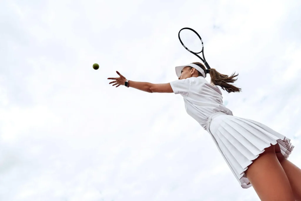 Eine Tennisspielerin beim Aufschlag