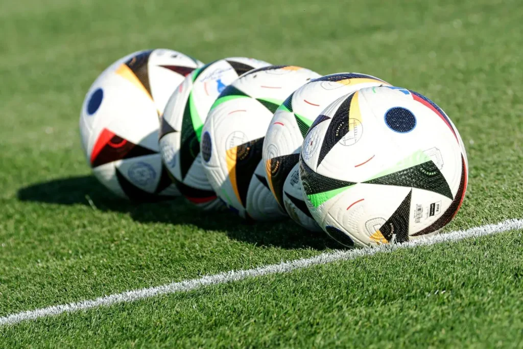 Bälle für die U21 EM 2025 liegen auf dem Rasen