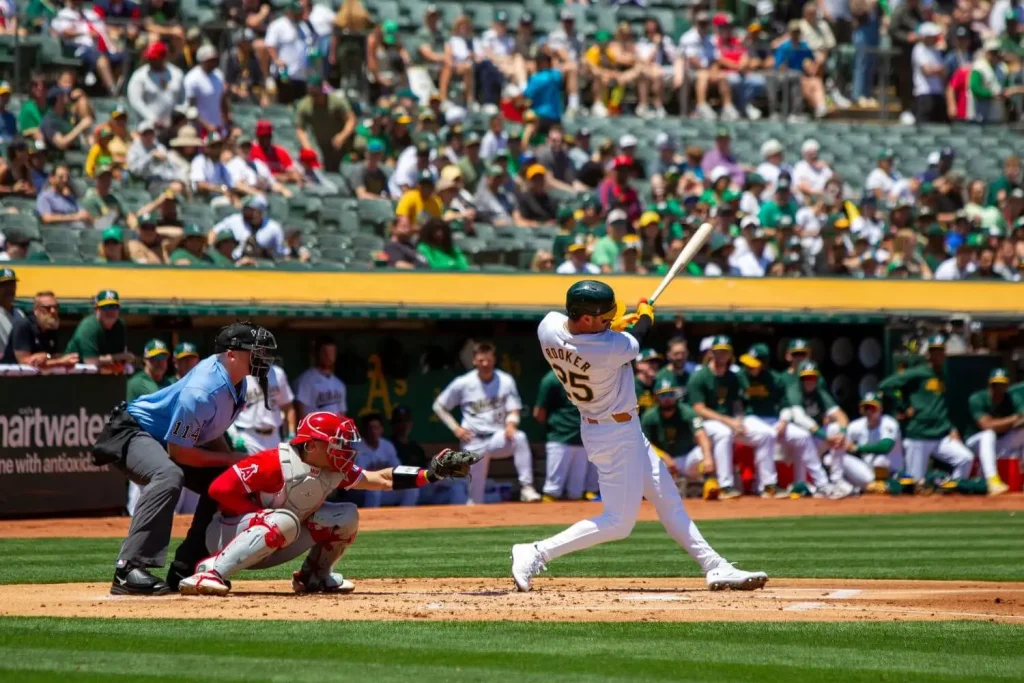 Basbeballspieler trifft den Ball während eines Spiels