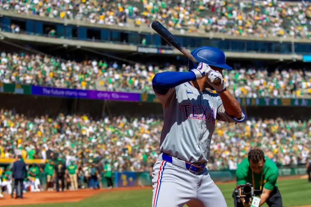 Ein Baseballspieler wartet auf den Wurf