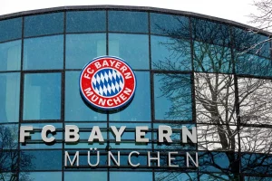 Büro des FC Bayern München mit gläserner Front und großem Logo