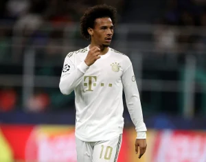 Leroy Sané im Bayern-Trikot auf dem Fußballfeld