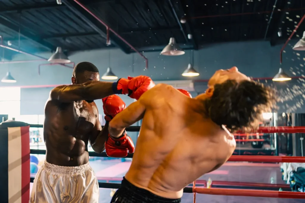 Boxer schlägt seinen Gegner KO mit einer brutalen Rechten