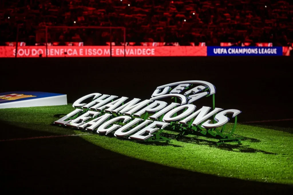 CL-Logo auf dem Rasen mit wenig Beleuchtung