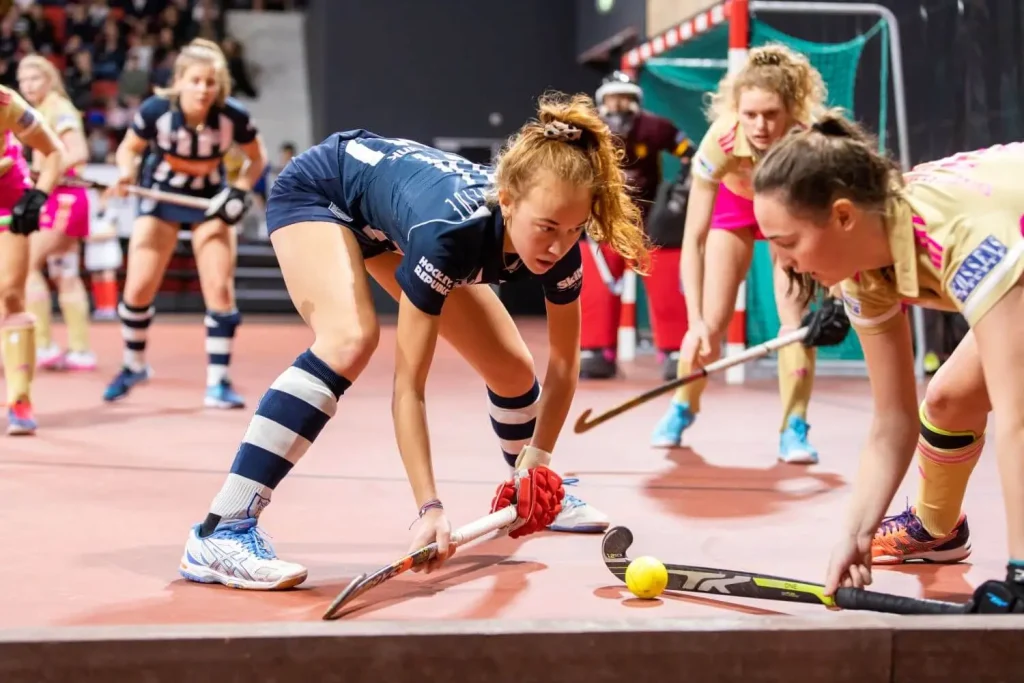 Duell zwischen zwei Spielerinnen bei den EuroHockey Championships