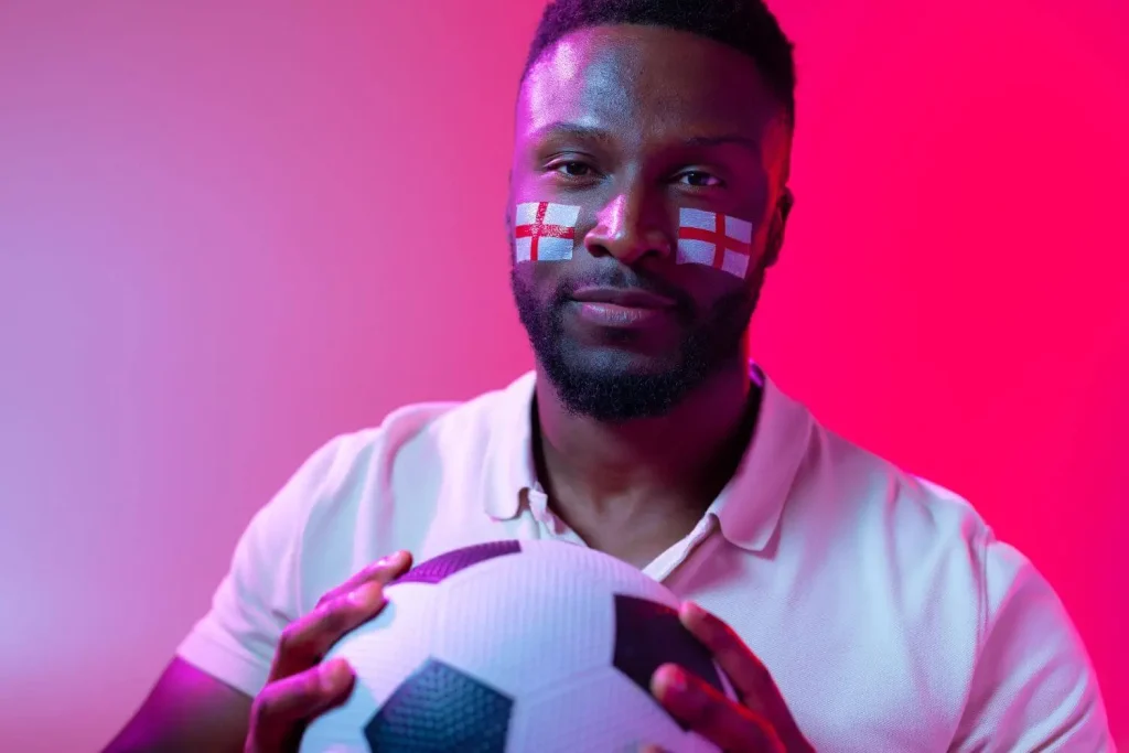 Englischer Fan mit Ball in den Händen