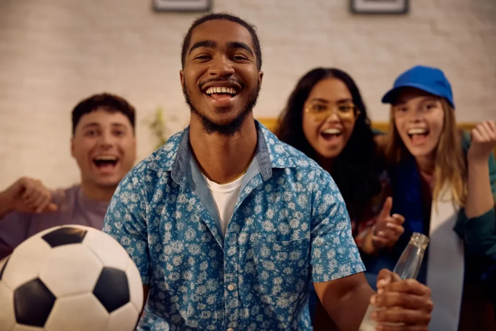 Fans von einem Fußball YouTube Kanal posieren