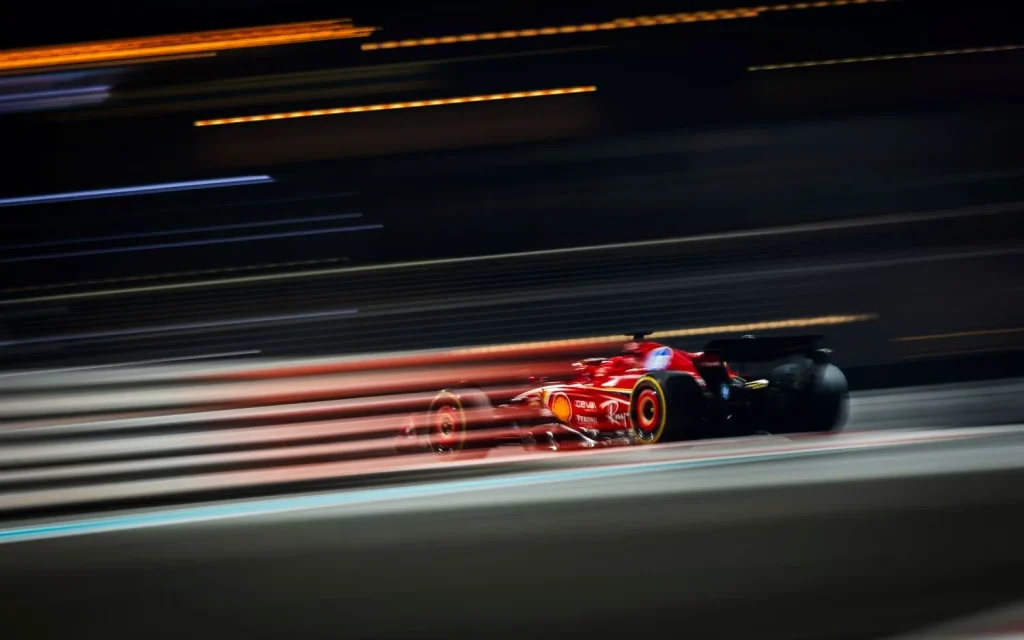 Ferrari bei einem Rennen unter Flutlicht