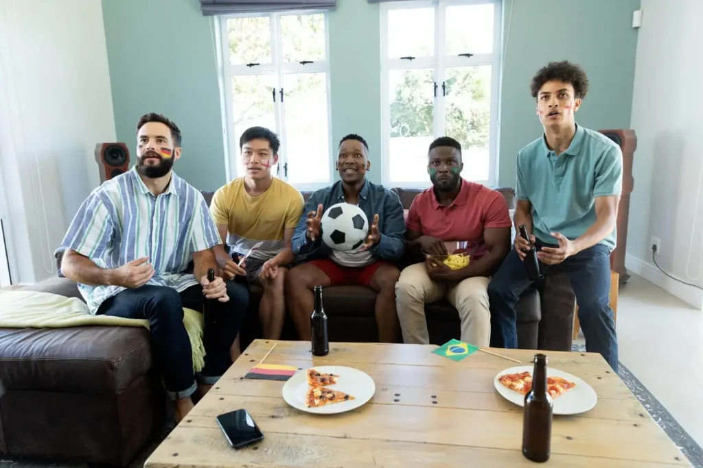 Freunde schauen Fußball zusammen