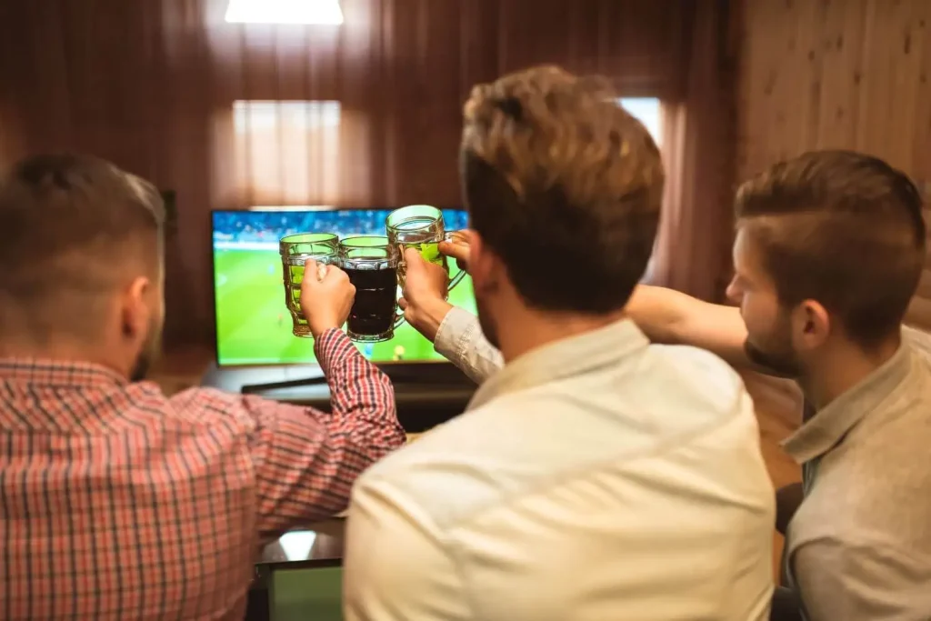 Freunde stoßen zusammen auf ein erfolgreiches Klub WM 2025 Tippspiel an