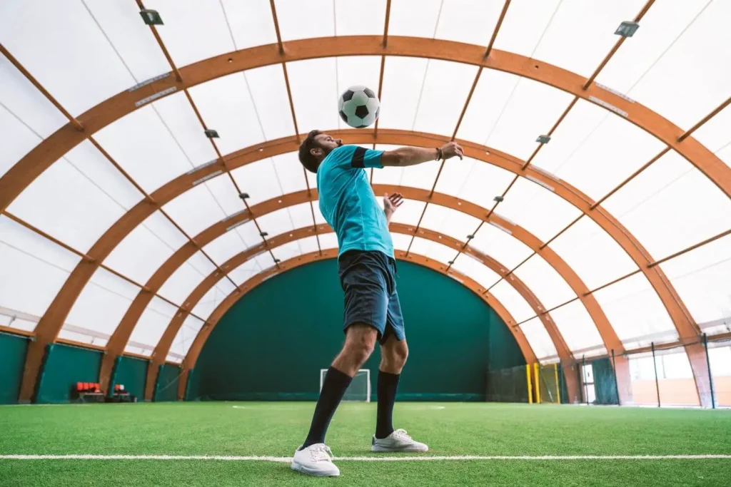 Fußballer in der Halle zeigt Tricks