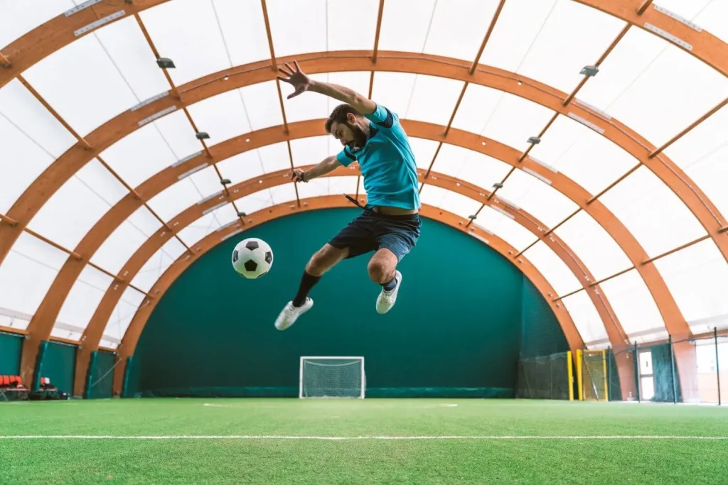 Fußballer macht Tricks in der Halle