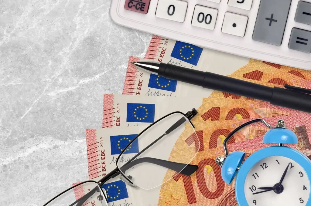 Gelscheine mit Taschenrechner und Lesebrille