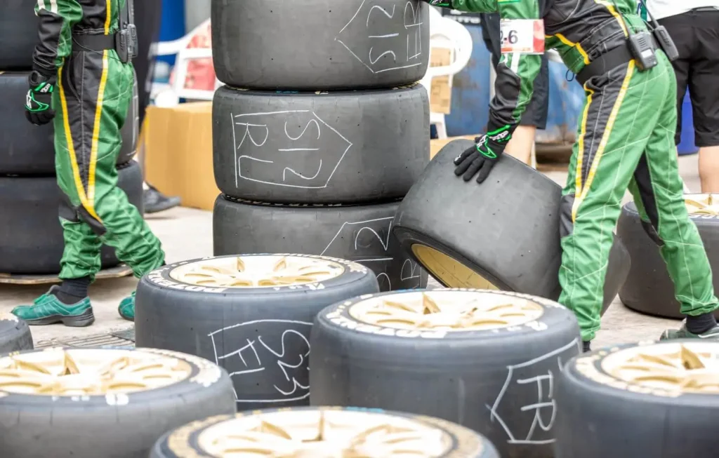 Gestapelte Formel 1 Reifen nach einem Boxenstopp