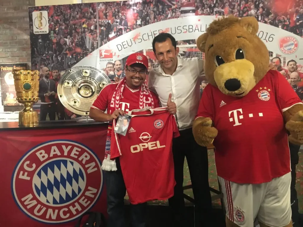 Hasan Salihamidzic macht ein Foto mit einem Fan