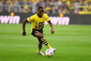 Jamie Gittens dribbelt für Borussia Dortmund auf dem Fußballfeld