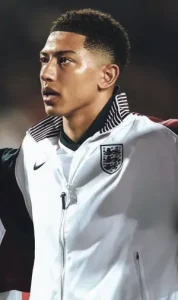 Jobe Bellingham beim Singen der Nationalhymne