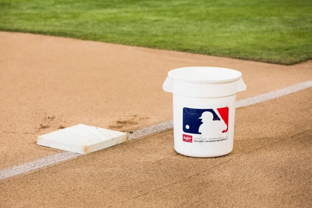 Kaffeebecher mit MLB Logo steht auf dem Platz