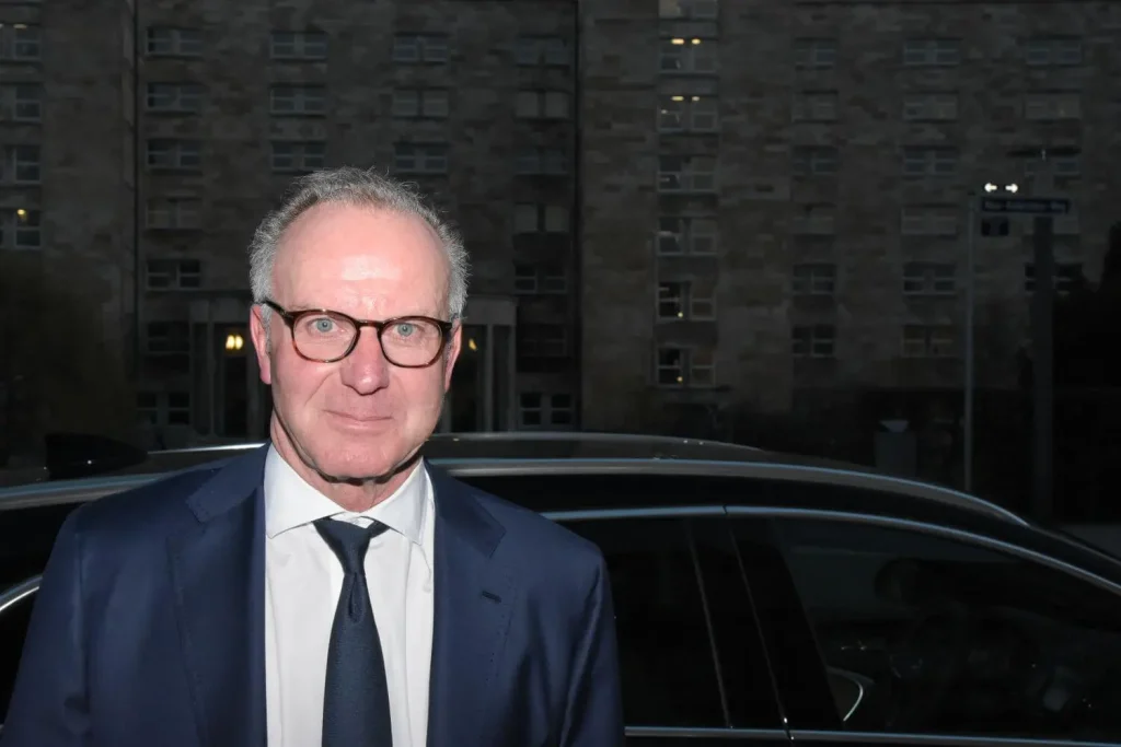 Karl-Heinz Rummenigge steht neben einem Auto