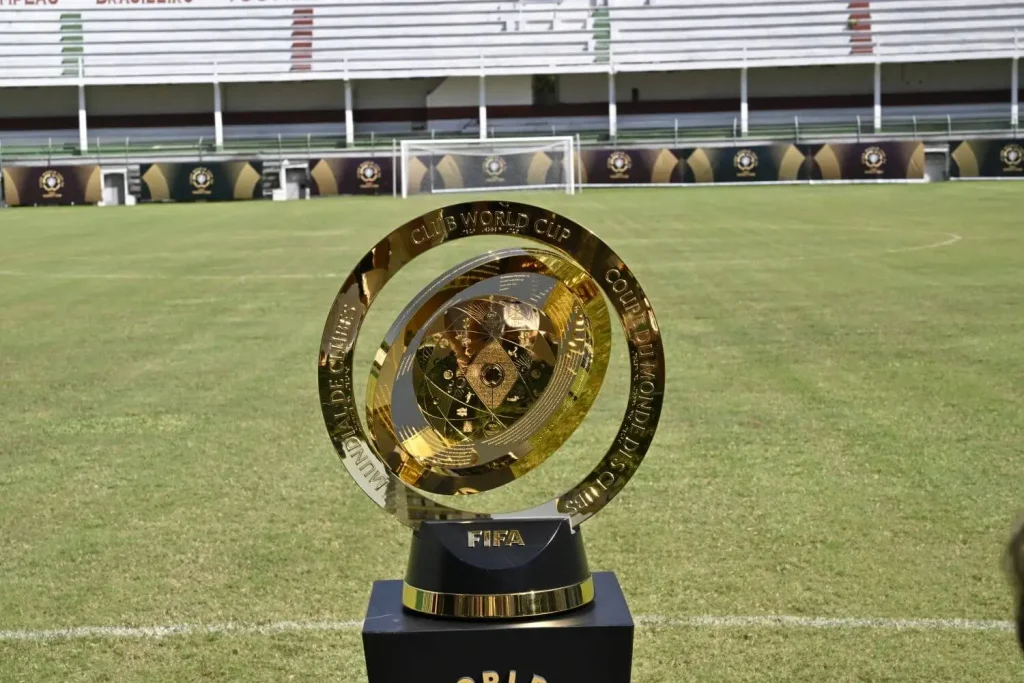 Klub WM Pokal auf dem Rasen