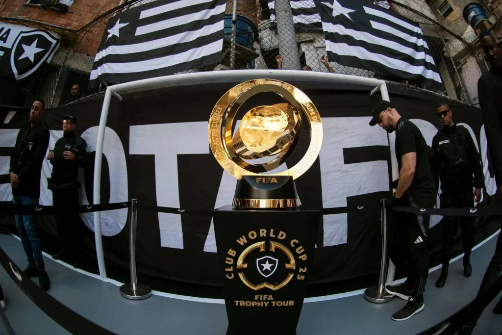 Klub WM Pokal wird im Stadion bewacht