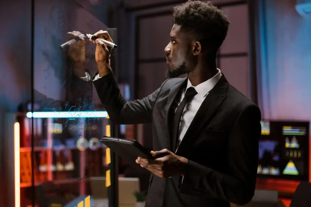 Ein Mann bei der Datenanalyse