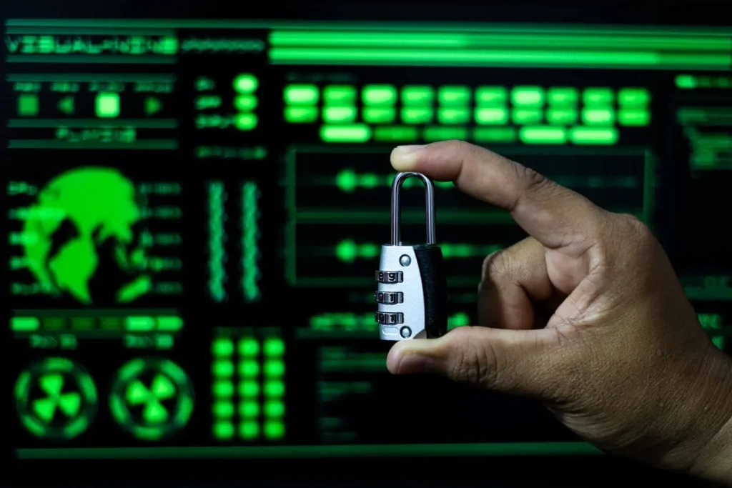 Mann hält ein Schloss mit Computer-Grafiken im Hintergrund